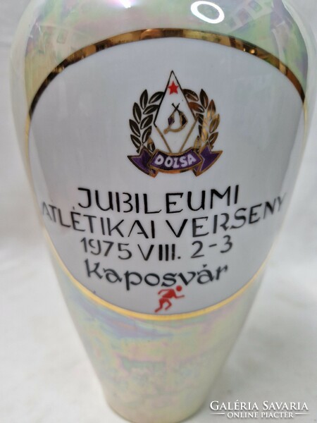 Hollóházi lüszter mázas váza Dózsa csapatcímerrel Atlétikai verseny Kaposvár 1975 felirattal 26 cm.