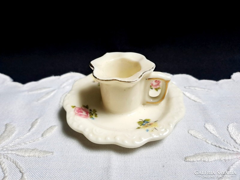 Porcelain candle holder with a flower pattern