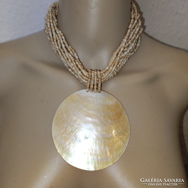 Huge shell pendant on a 9cm wooden multi-line chain