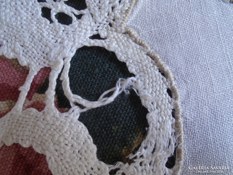 Art deco handmade green lace round tablecloth. Diameter: 68 cm.