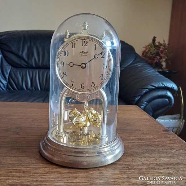 Rotating pendulum table clock