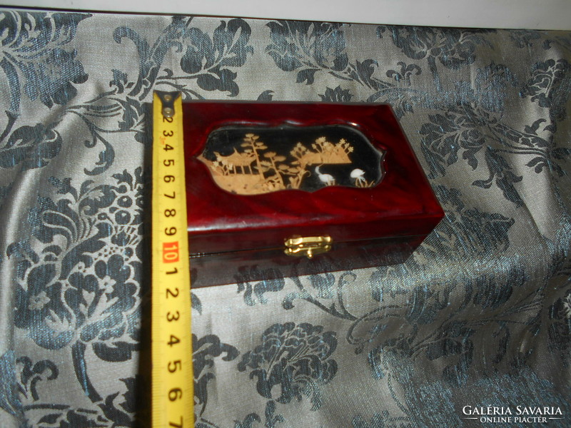 Kinai lakk doboz-a teteján parafa miniatúra betéttel  ékszertartó