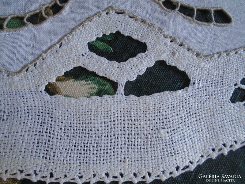 Art deco handmade green lace round tablecloth. Diameter: 68 cm.