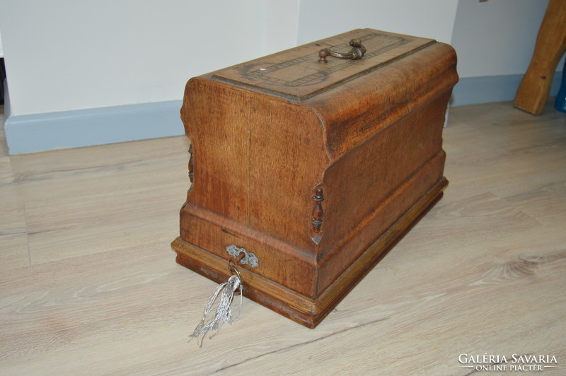 Antik német Kohler hordozható varrógép dobozával, kulccsal 1800 as évekből