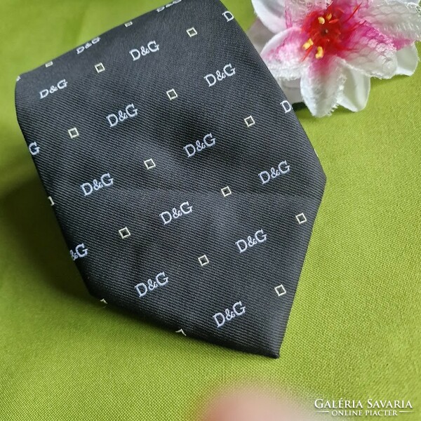 ESKÜVŐ NYK47 - Fekete alapon D és G betű -  selyem nyakkendő