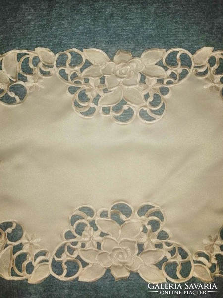 Very nice cream-colored lacy rose tablecloth 37*85 cm (a7)