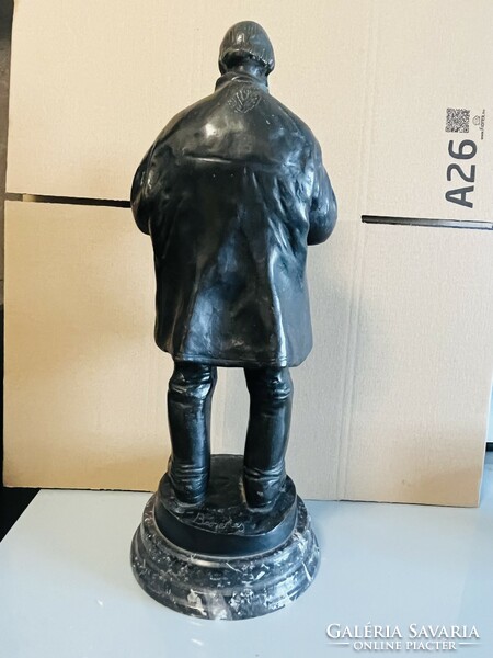 Bronze statue of John László the talkative
