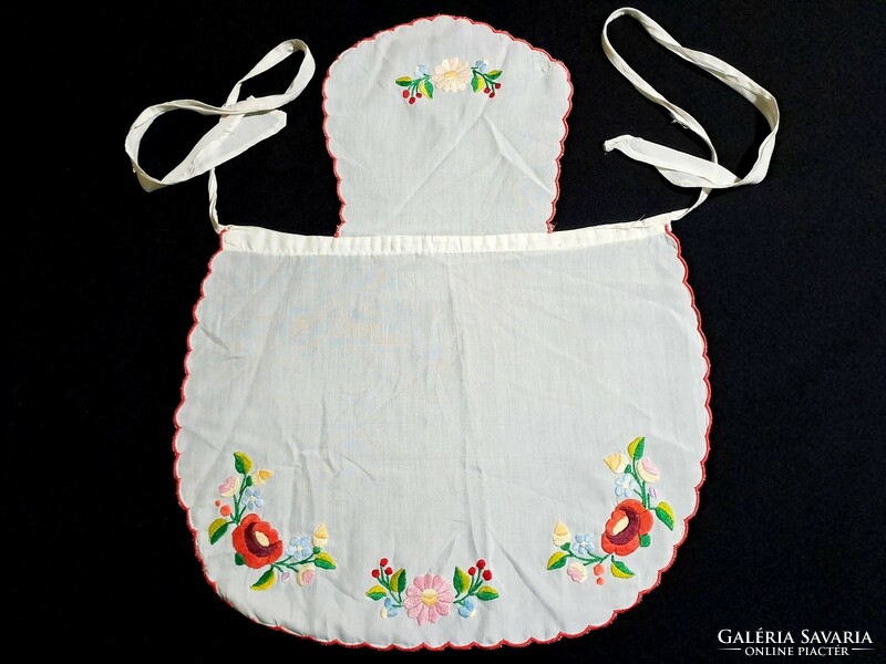 Apron embroidered with Kalocsa flower pattern