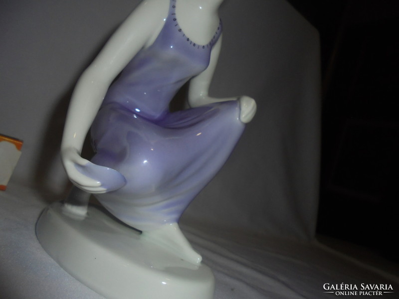Raven house woman drawing water - porcelain nipp, figurine