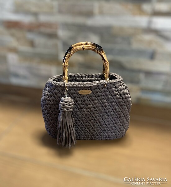 Crocheted bag with bamboo effect handle