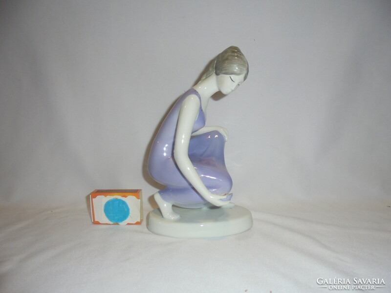 Hollóházi vizet merítő nő - porcelán nipp, figura