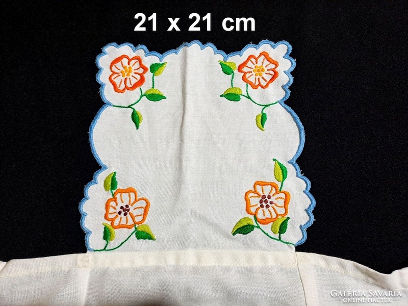Large apron hand-embroidered with a flower pattern, size in the picture