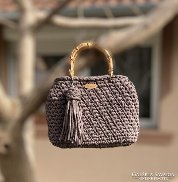 Crocheted bag with bamboo effect handle