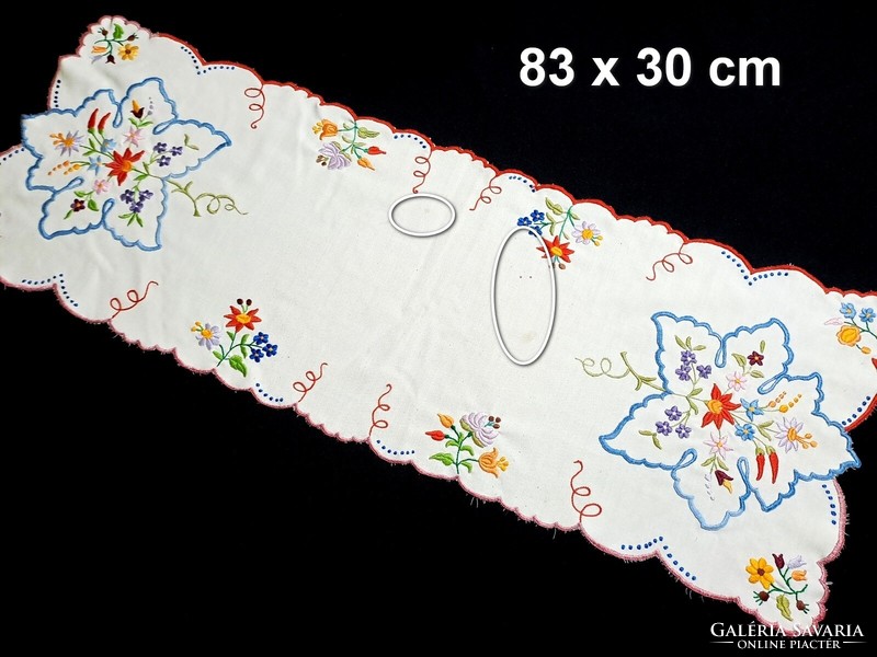 5 db Kalocsai virág mintával hímzett szőlőlevél terítő és futó, méret a képeken