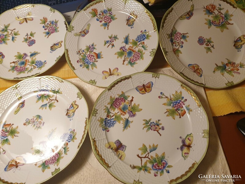 5 pieces of Herend Victorian patterned flat plates are new!