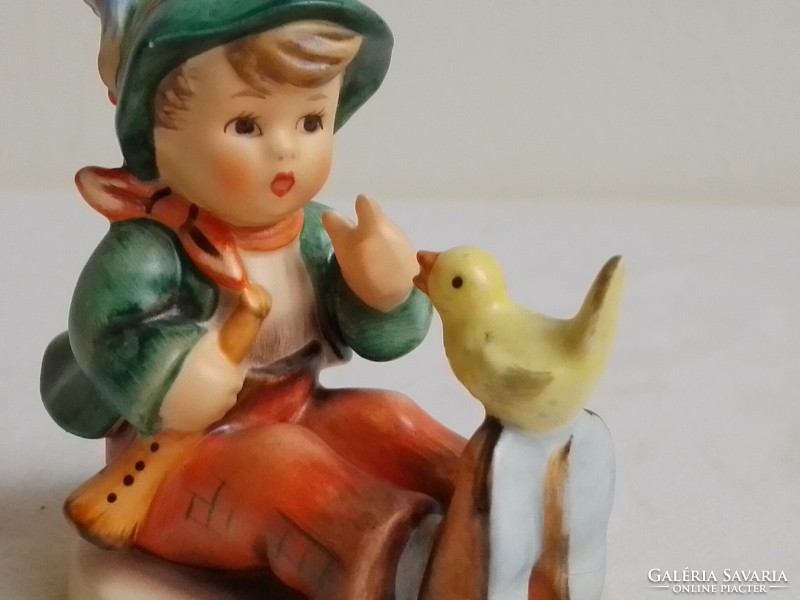 Hummel Goebel Éneklecke 'Singing Lesson' #63 gyűjtői porcelán figura furulyás kisfiú sárga madárral
