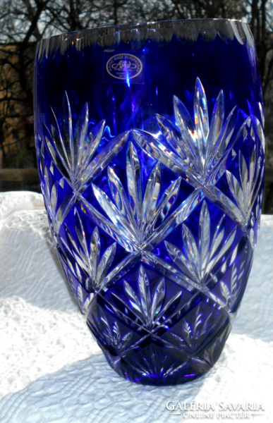Large crystal vase marked with lips - modern style - perfect condition