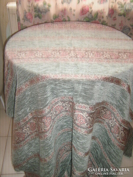 Huge bedspread with a beautiful flower pattern