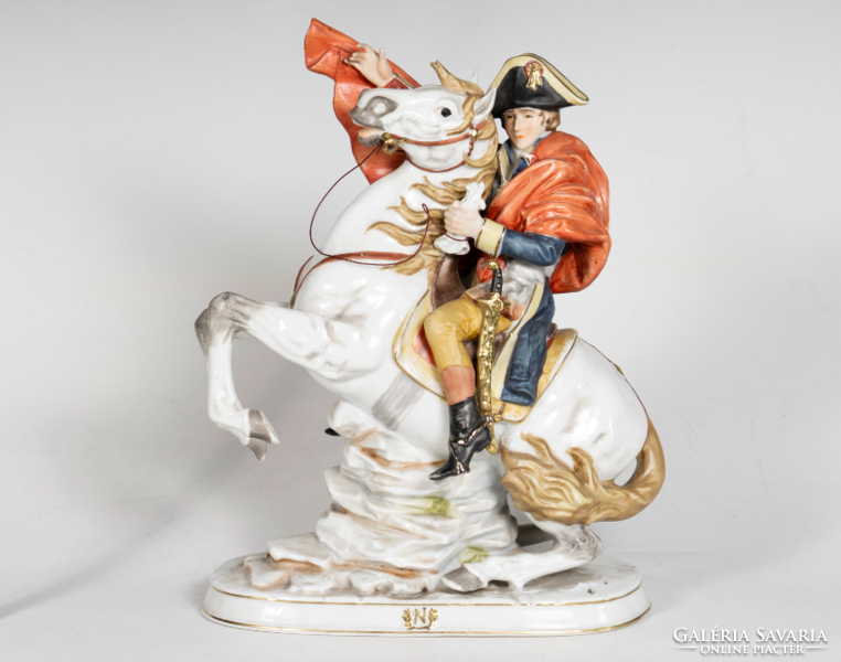 Capodimonte porcelán - Napoleon átkel az Alpokon