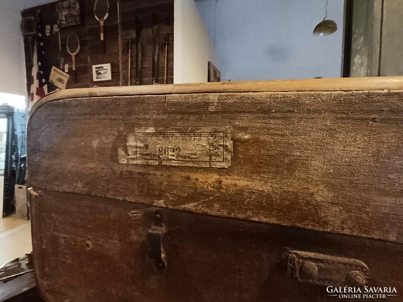 Utazó láda, koffer, hajóbőrönd a 20. század elejéről, akár dohányzóasztalként, kezelt tisztított