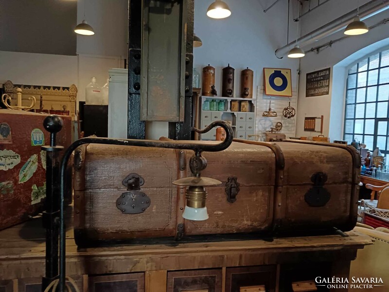 Utazó láda, koffer, hajóbőrönd a 20. század elejéről, akár dohányzóasztalként, kezelt tisztított