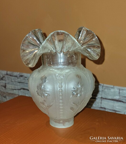 Lamp shade: 19.3 cm high, the lower rim has an outer diameter of 5.2 cm, for a kerosene lamp?
