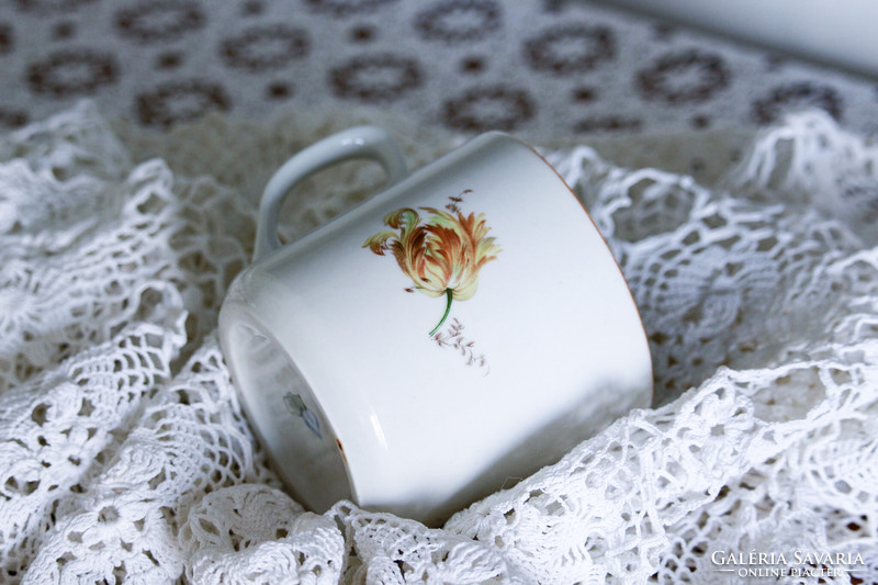Zsolnay mug with Pünkösdi bush cream, with flowers on both sides.