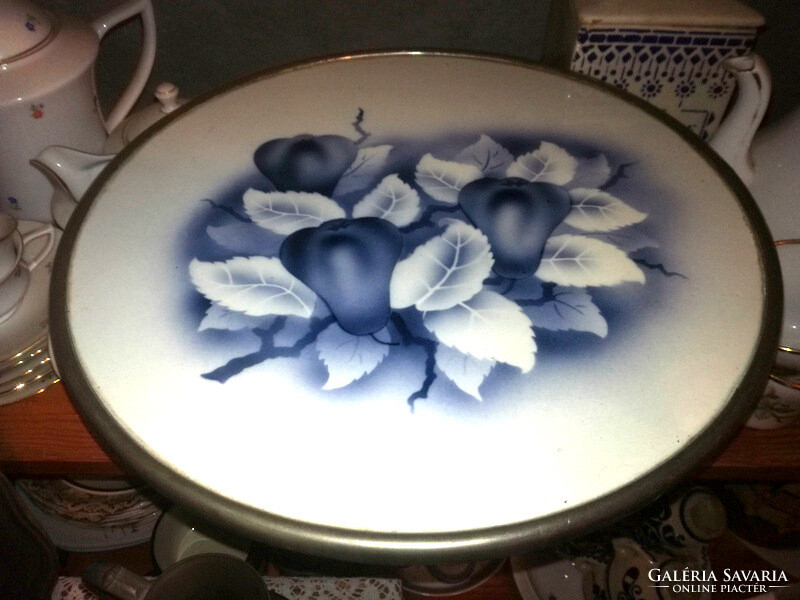 Artdeco pear-patterned earthenware cake plate with alpaca base - art&decoration