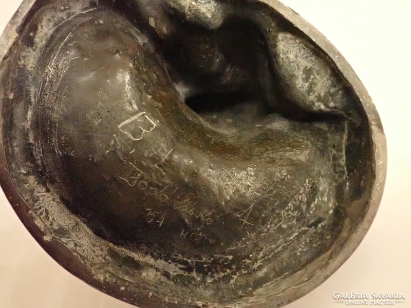 Cserkész-t ábrázoló bronz szobor hamutartó,