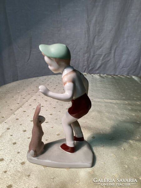 Aquincumi porcelán fiú nyuszival 15 cm.