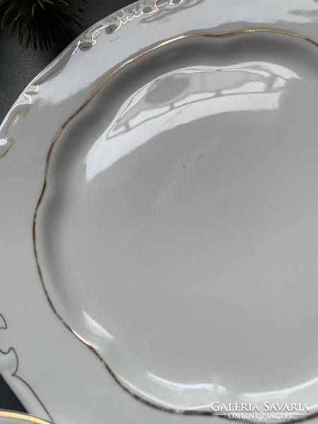 Fehér Zsolnay porcelán tányérok, stafír készlet darabjai