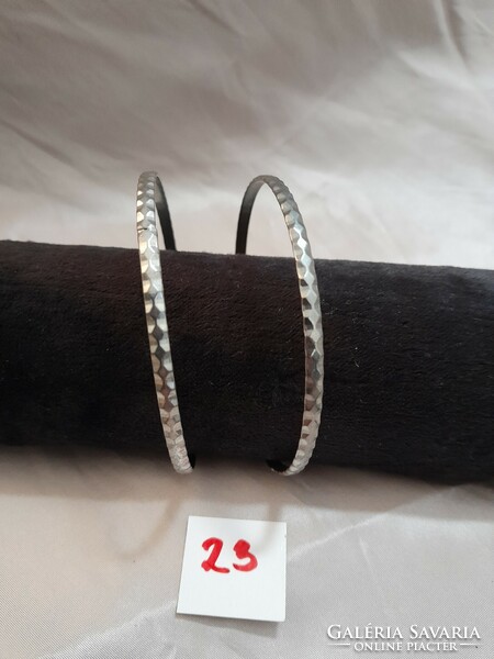 2 metal vintage bracelets. 6.5 X 0.4 cm.