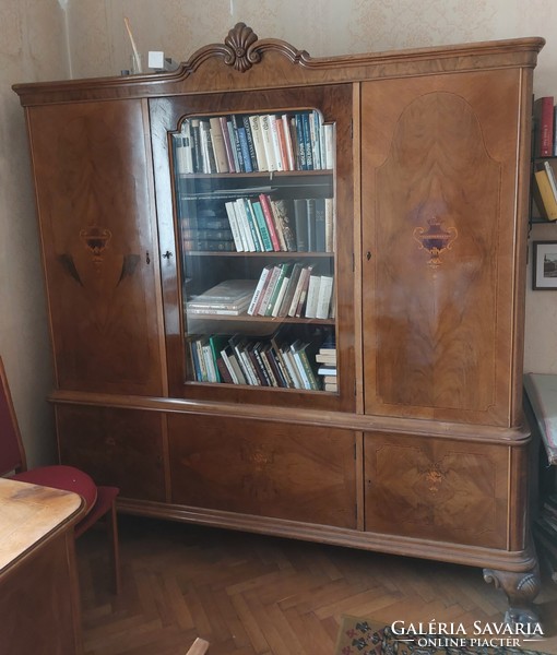XX. század elejei könyvesszekrény íróasztallal és karosszékkel