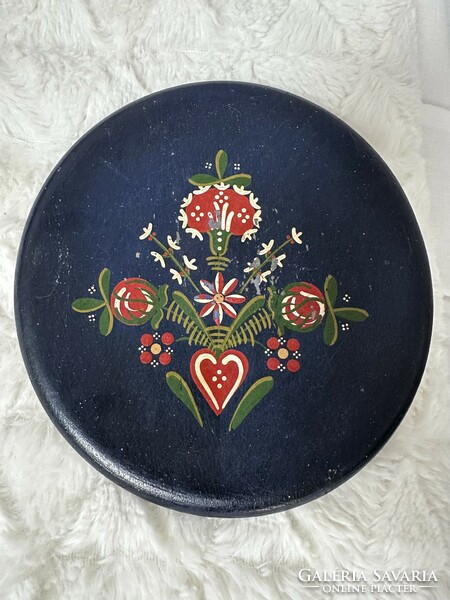 Wall plate with a flower pattern on a wood painted dark blue base