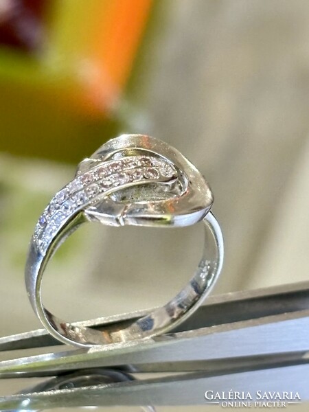 Káprázatos ezüst gyűrű, cirkónia kövekkel ékesítve