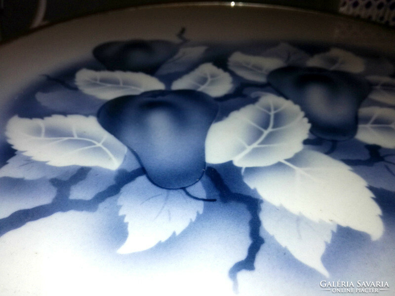 Artdeco pear-patterned earthenware cake plate with alpaca base - art&decoration