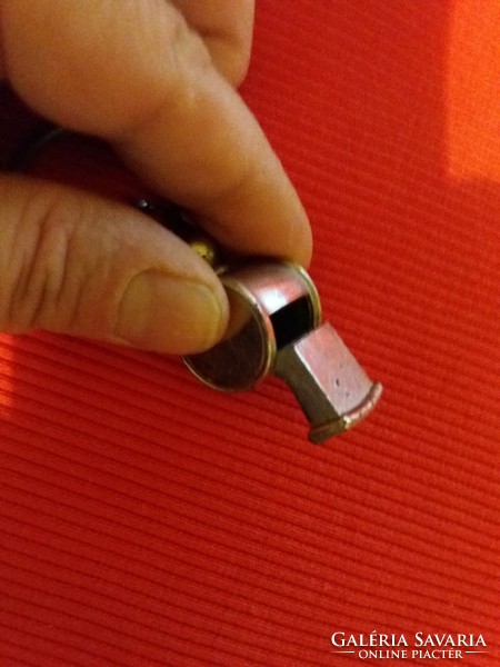 Retro fém kulcstartó síp dísz (működik hangot ad ha belefújsz) a képek szerint