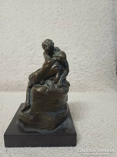 Rodin Csók című szobrának másolata