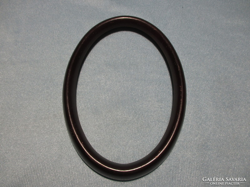 Oval plastic picture frame