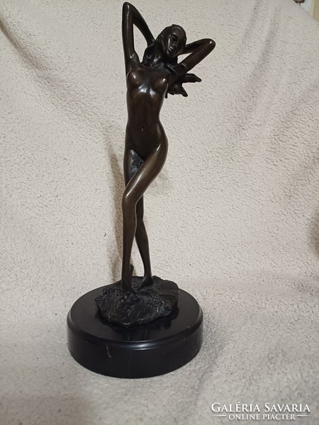 Bronze statue of a female nude, approx. 25 cm high, there are hairline cracks on the pedestal.