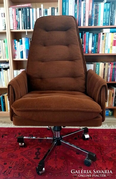 Retro swivel chair in mint condition!