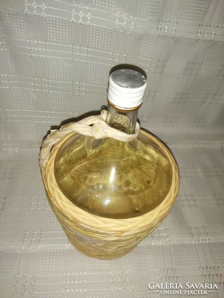 Üveg palack fonott tartóban (A7)