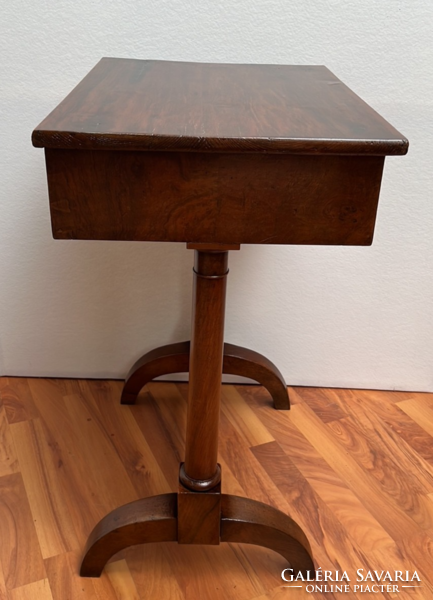 Kisméretű antik biedermeier író/varróasztal