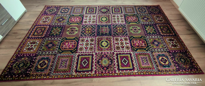 Gyapjúszőnyeg burgundi alapszínben, kellemesen meleg, 175 x 272 cm, kiváló állpaotban