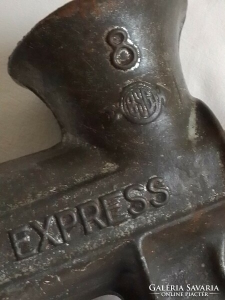 Antik régi nehéz öntöttvas fém húsdaráló konyhai eszköz Express 8-as jelzett hibátlan működik