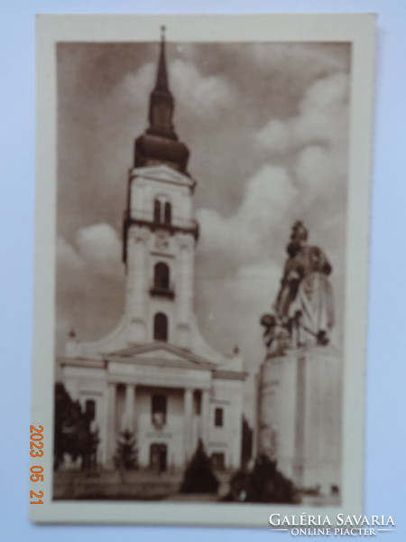Régi postatiszta képeslap: Békés, ref. templom a Hősök szobrával