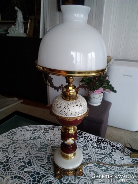 Régi elektromos asztali lámpa bordó porcelán testtel fehér áttört mintával, réz szerelékkel.