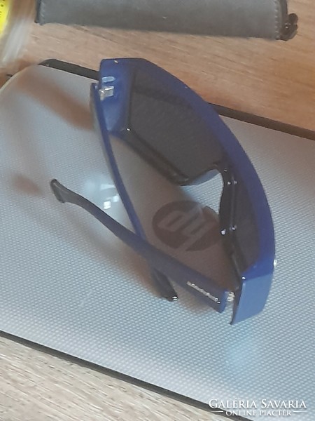 Eladásra kínálok egy újszerű,  kiváló állapotú, karcmentes Diesel napszemüveget, eredeti tokjával eg