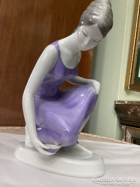 Vizmeritő lány Hollohazi  Porcelánban