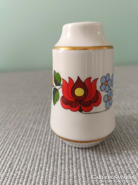 Porcelain salt shaker with Kalocsa pattern